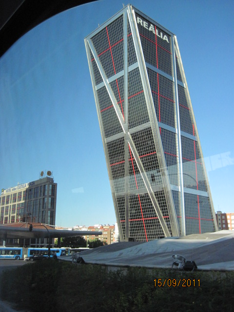 MADRID -  Unul dintre turnurile inclinate din Piata Castilia 