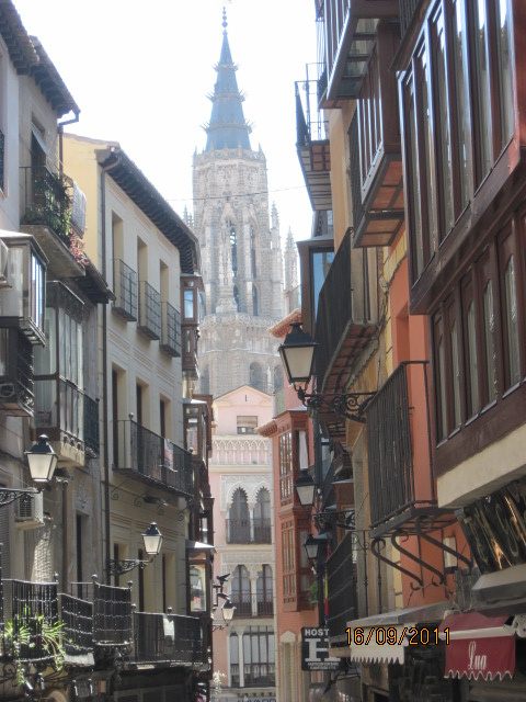 TOLEDO - Strada si Catedrala in orasul vechi de pe deal