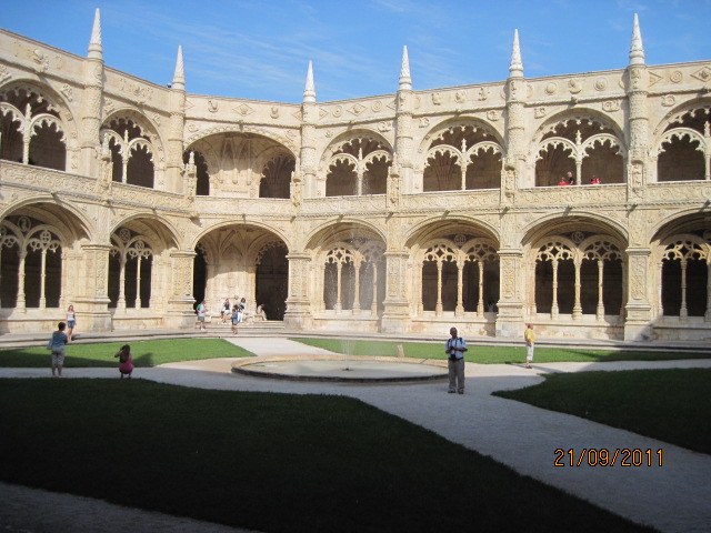 LISABONA – Colonadă și curte interioară în Mânăstirea Ieronimiților
