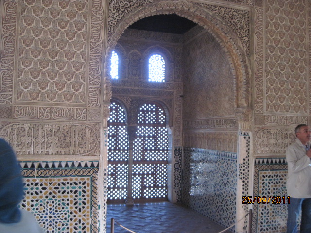 GRANADA - Detaliu de pereti ai salii de receptii din Palatul maur Alhambra