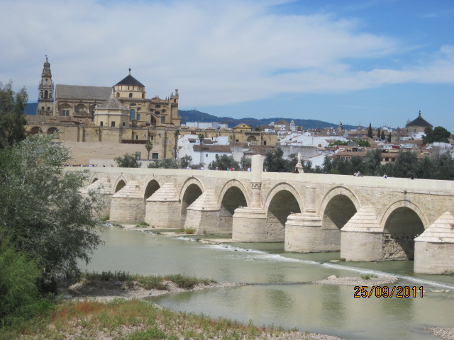 CORDOBA - Podul roman peste râul Guadalquivir si vedere spre Mesquita (Marea Moschee)