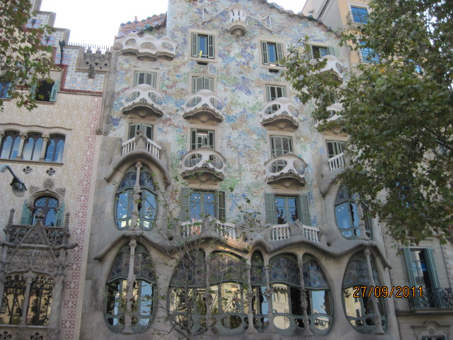 BARCELONA - Casa Batllo construita de Gaudi; alaturi casa in stil maur
