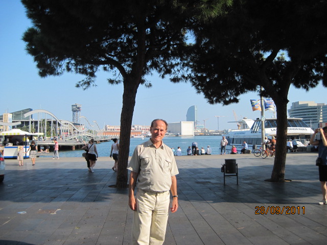 BARCELONA - In Piata Colon, pe esplanada, vedere spre port si in stanga pe apa Acvariul