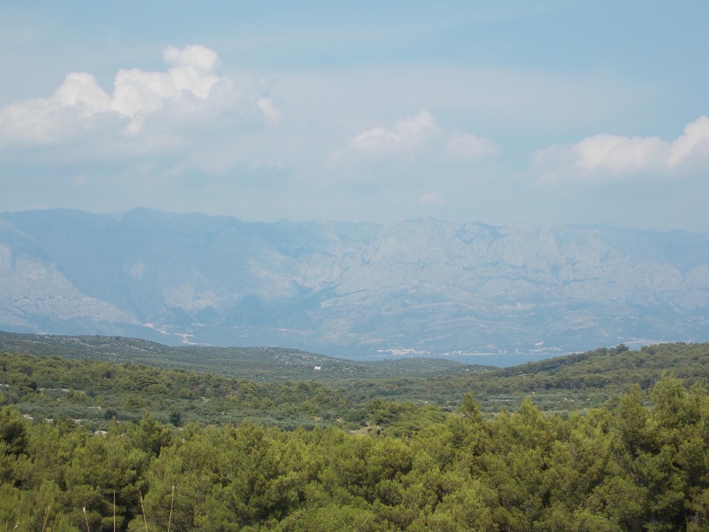 Peisaj de pe insula Brac, cu vedere la partea continentala a Croatiei.